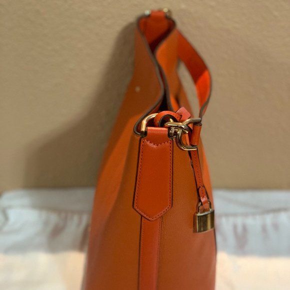 Michael Kors Hayes Large Bucket Shoulder Bag - Picture 2 of 7